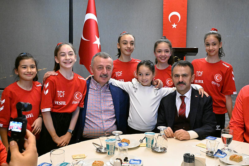 Vali İlhami Aktaş ve Kocaeli Büyükşehir Belediye Başkanı Doç. Dr. Tahir Büyükakın, Milli Sporcularımızla Birlikte İftar Yaptı